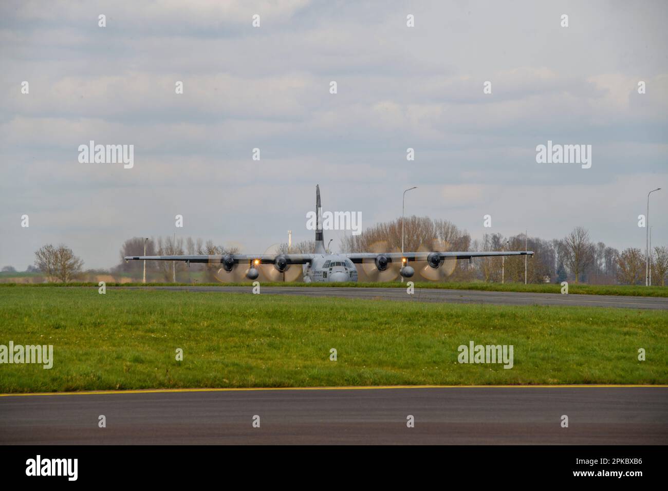 Un avion Hercules C-130-H des Black Bulls, le 336th Escadron de la Royal Netherlands Air Force effectue les opérations de la zone d'atterrissage, en collaboration avec le 424th Escadron de la base aérienne des États-Unis Air Force, lors de l'opération Orange Bull 2023 sur la base aérienne de Chièvres, Belgique, 15 mars 2023. (É.-U. Photo de l'armée par Pierre-Etienne Courtejoie) Banque D'Images