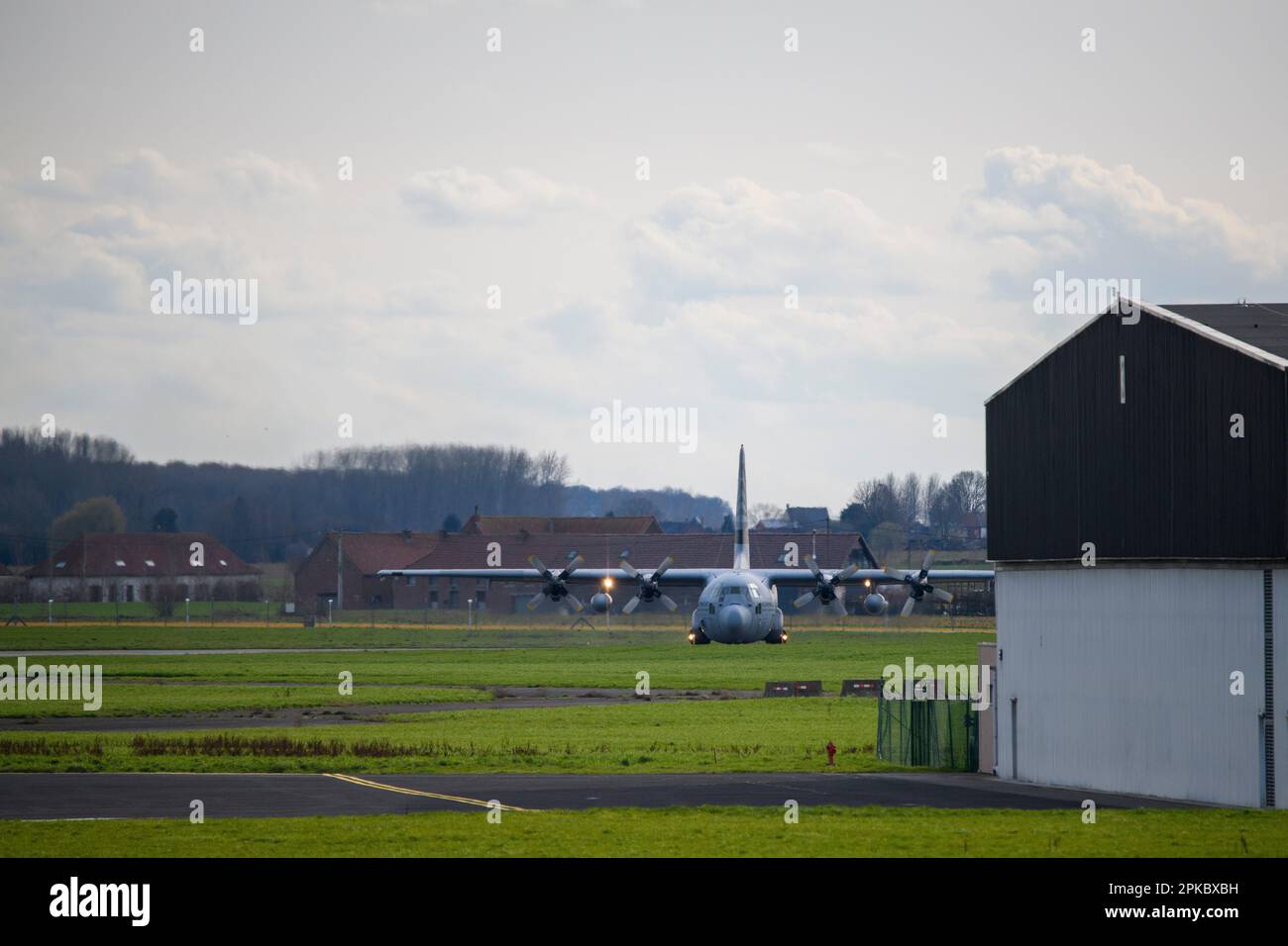 Un avion Hercules C-130-H des Black Bulls, le 336th Escadron des taxis de la Royal Netherlands Air Force sur le terrain d'aviation tandis que son équipage effectue les opérations de la zone d'atterrissage, en collaboration avec le 424th Escadron de la base aérienne des États-Unis Air Force, lors de l'opération Orange Bull 2023 sur la base aérienne de Chièvres, Belgique, 15 mars 2023. (É.-U. Photo de l'armée par Pierre-Etienne Courtejoie) Banque D'Images