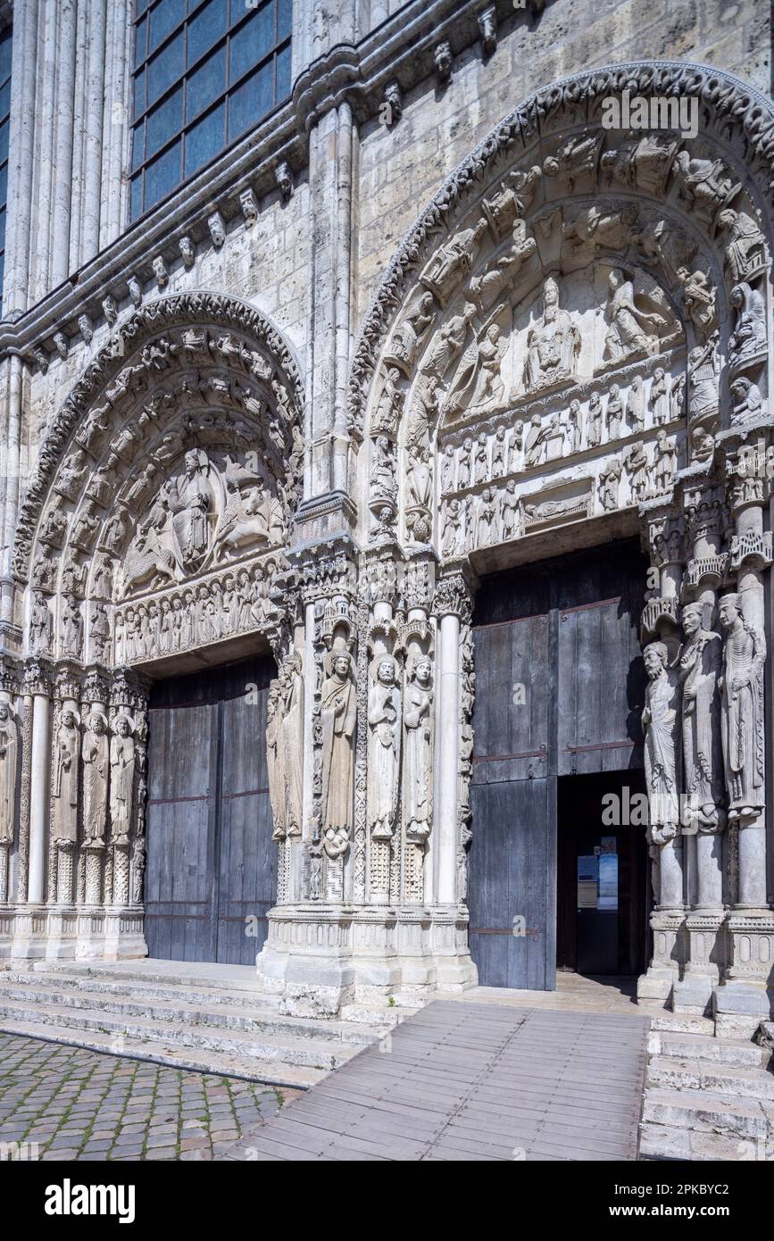 Portails central et droit, entrée ouest, cathédrale de Chartres, France Banque D'Images