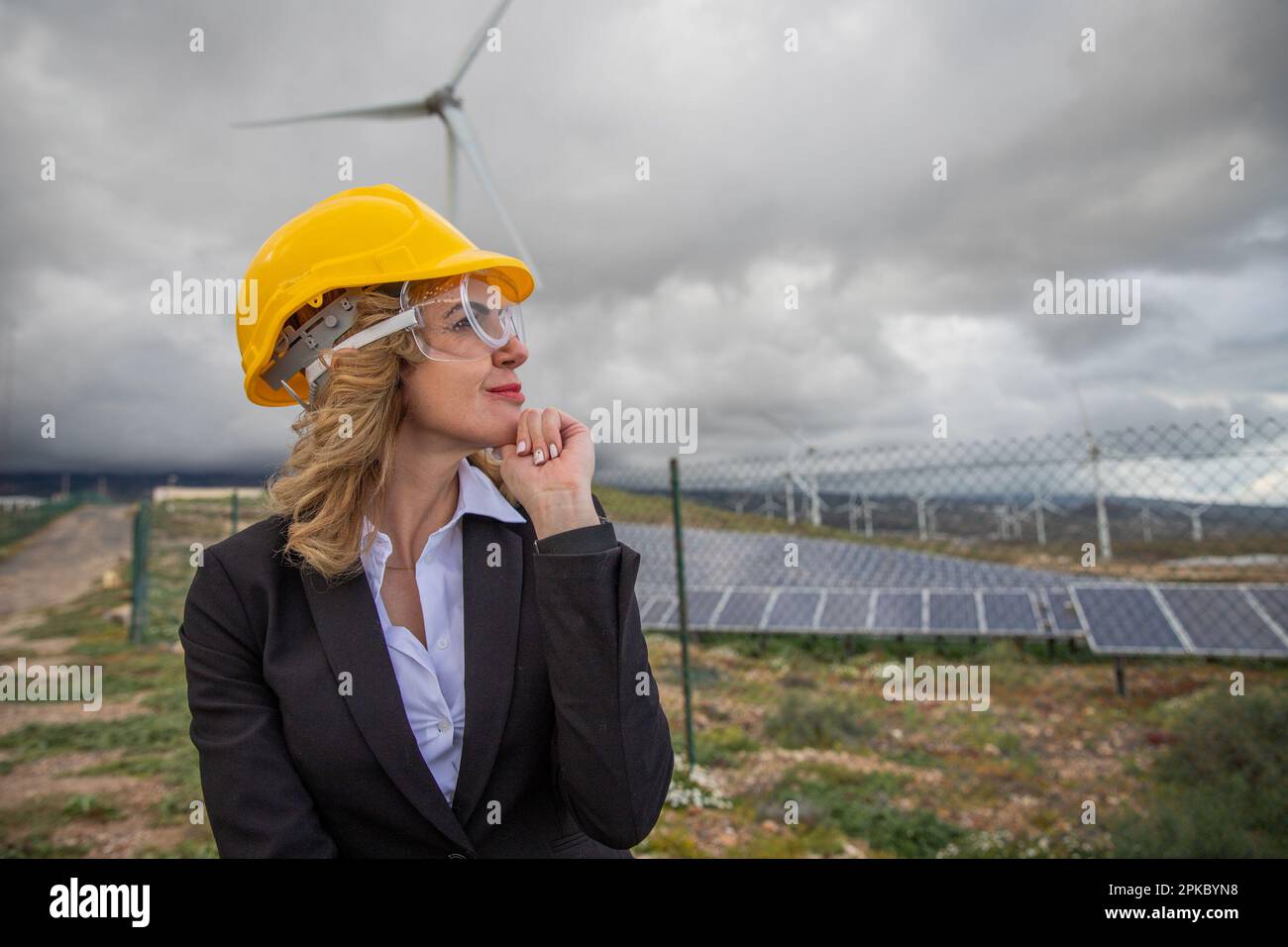 Une femme ingénieure à une centrale solaire pendant une inspection, photo avec espace de copie Banque D'Images