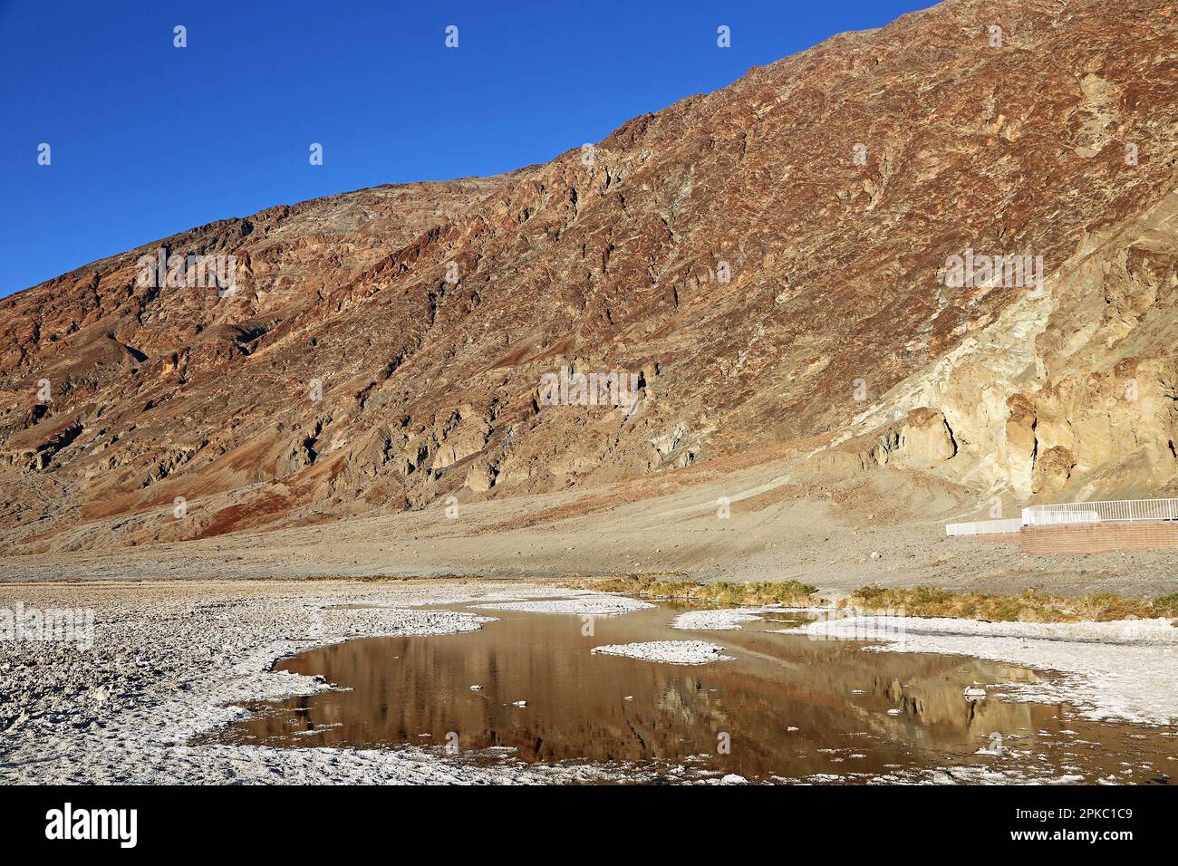 Réflexion à Badwater - Parc national de la Vallée de la mort, Californie Banque D'Images