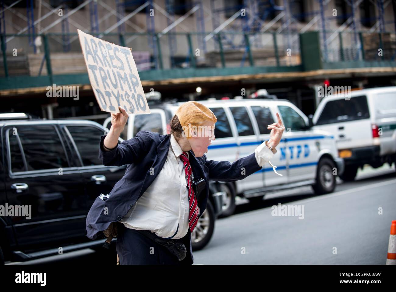 L'impersonateur anti-Trump se produit devant le palais de justice de Manhattan, à New York, lors de l'incendie de Trump le 04 avril 2023. Banque D'Images