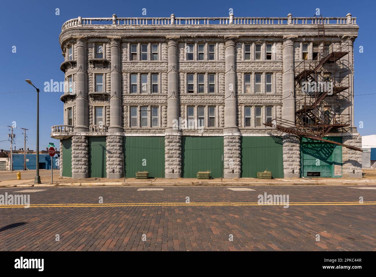 Une photo d'un ancien hôtel en pierre abandonné dans le port de Benton, Michigan. Jour ensoleillé. Banque D'Images