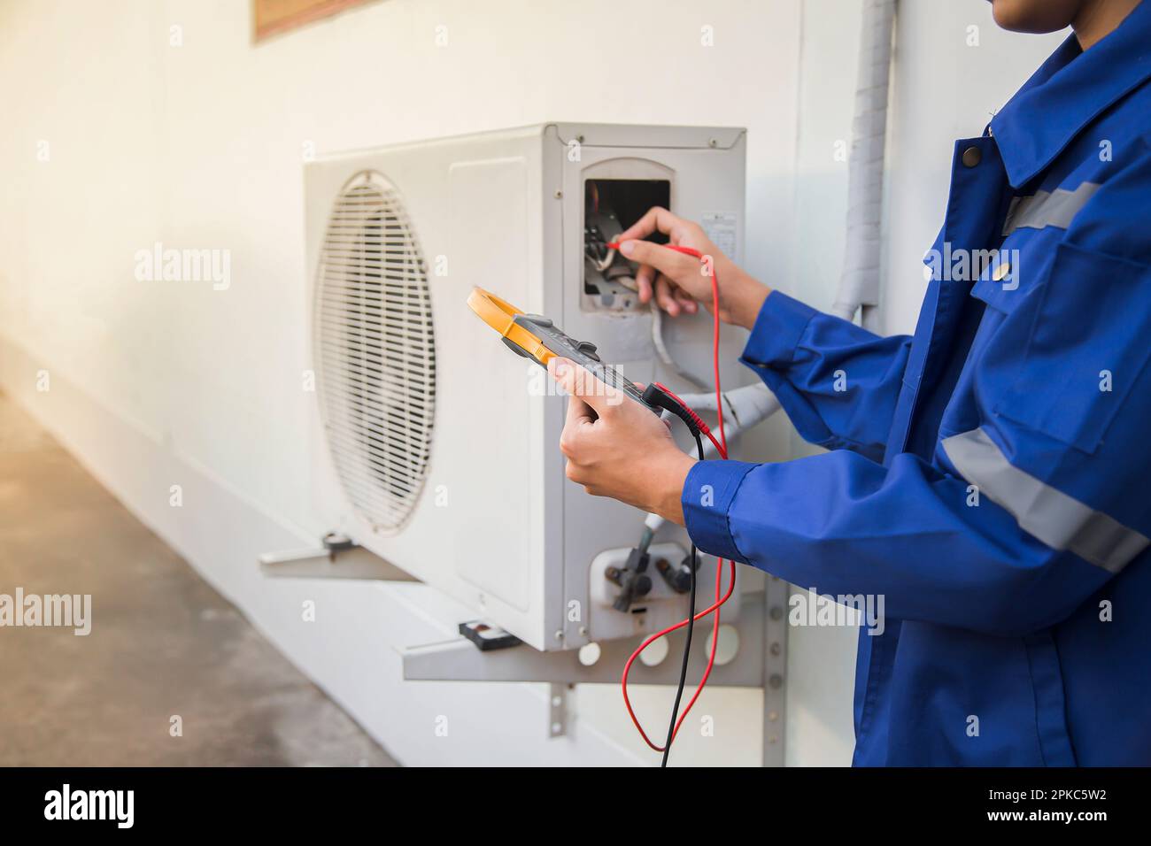Réparateur de climatisation utilisant un compteur d'électricité pour  vérifier le fonctionnement du climatiseur, concept d'entretien Photo Stock  - Alamy