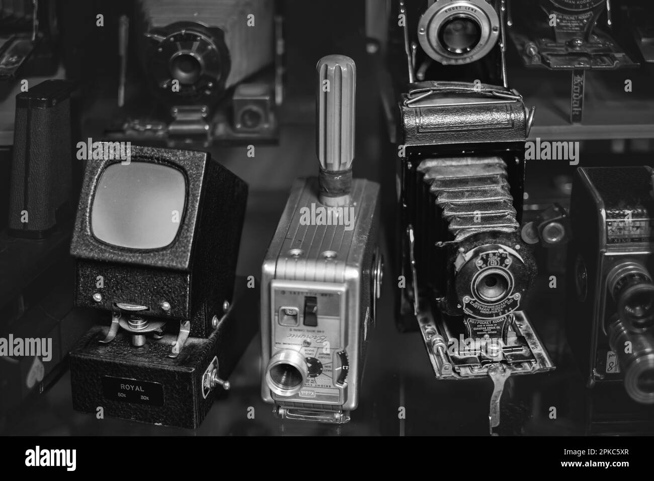Ancien appareil photo. Groupe d'anciens appareils photo analogiques rétro. Des appareils photo vintage sur l'écran. Anciens appareils photo sur le marché. Personne, focalisation sélective, éditorial-C. Banque D'Images