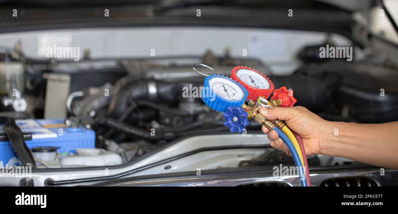 Climatisation de voiture vérifier l'entretien, la détection de fuite,  remplir de réfrigérant.dispositif et compteur de refroidissement liquide  dans la voiture par des techniciens spécialisés Photo Stock - Alamy