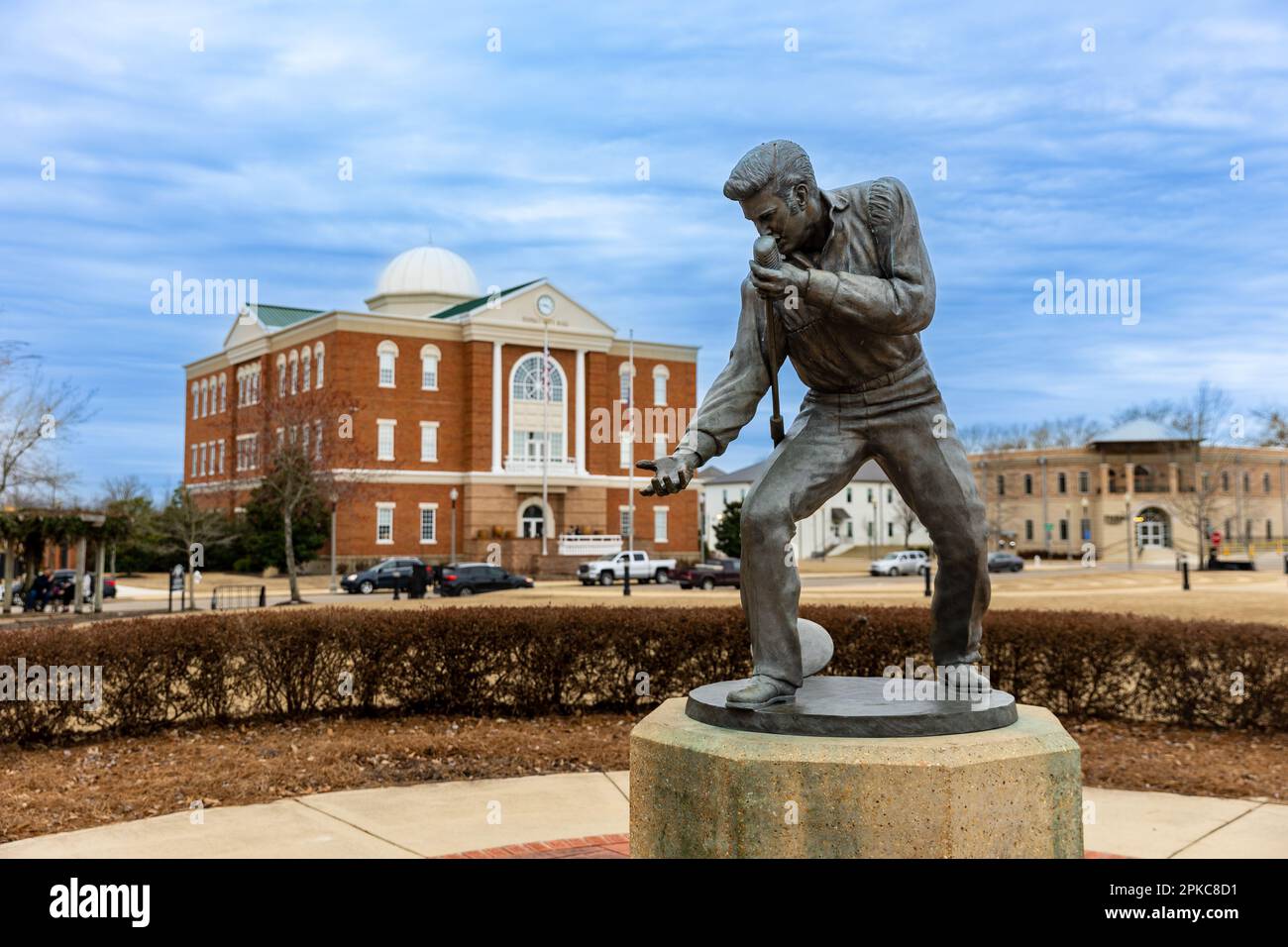 Tupelo, MS - janvier 2023: Statue d'Elvis Presley à Tupelo, MS, avec l'hôtel de ville en arrière-plan Banque D'Images