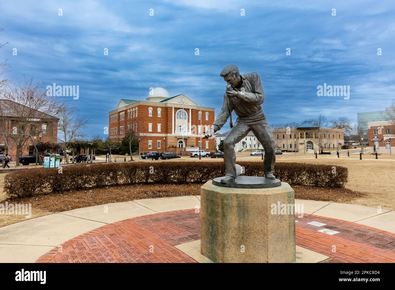 Tupelo, MS - janvier 2023: Statue d'Elvis Presley à Tupelo, MS, avec l'hôtel de ville en arrière-plan Banque D'Images