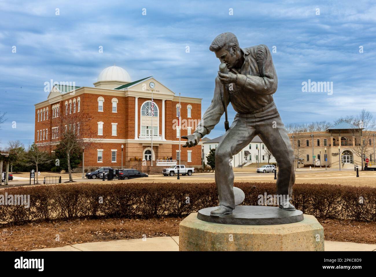 Tupelo, MS - janvier 2023: Statue d'Elvis Presley à Tupelo, MS, avec l'hôtel de ville en arrière-plan Banque D'Images