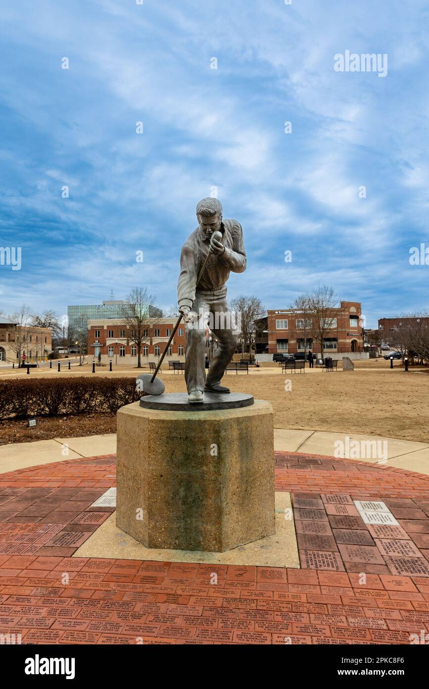 Tupelo, MS - janvier 2023: Statue d'Elvis Presley à Tupelo, MS, avec l'hôtel de ville en arrière-plan Banque D'Images