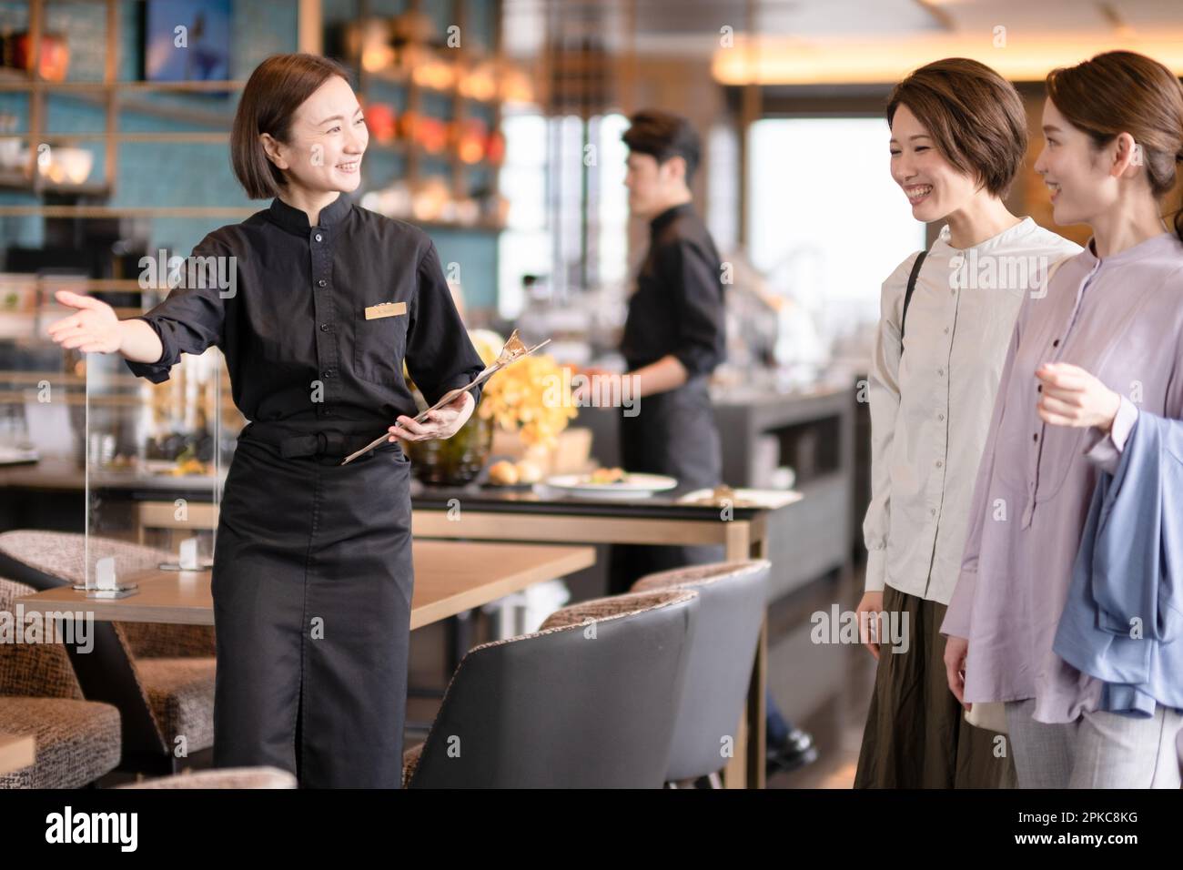 Le personnel du restaurant vous fera découvrir les environs Banque D'Images