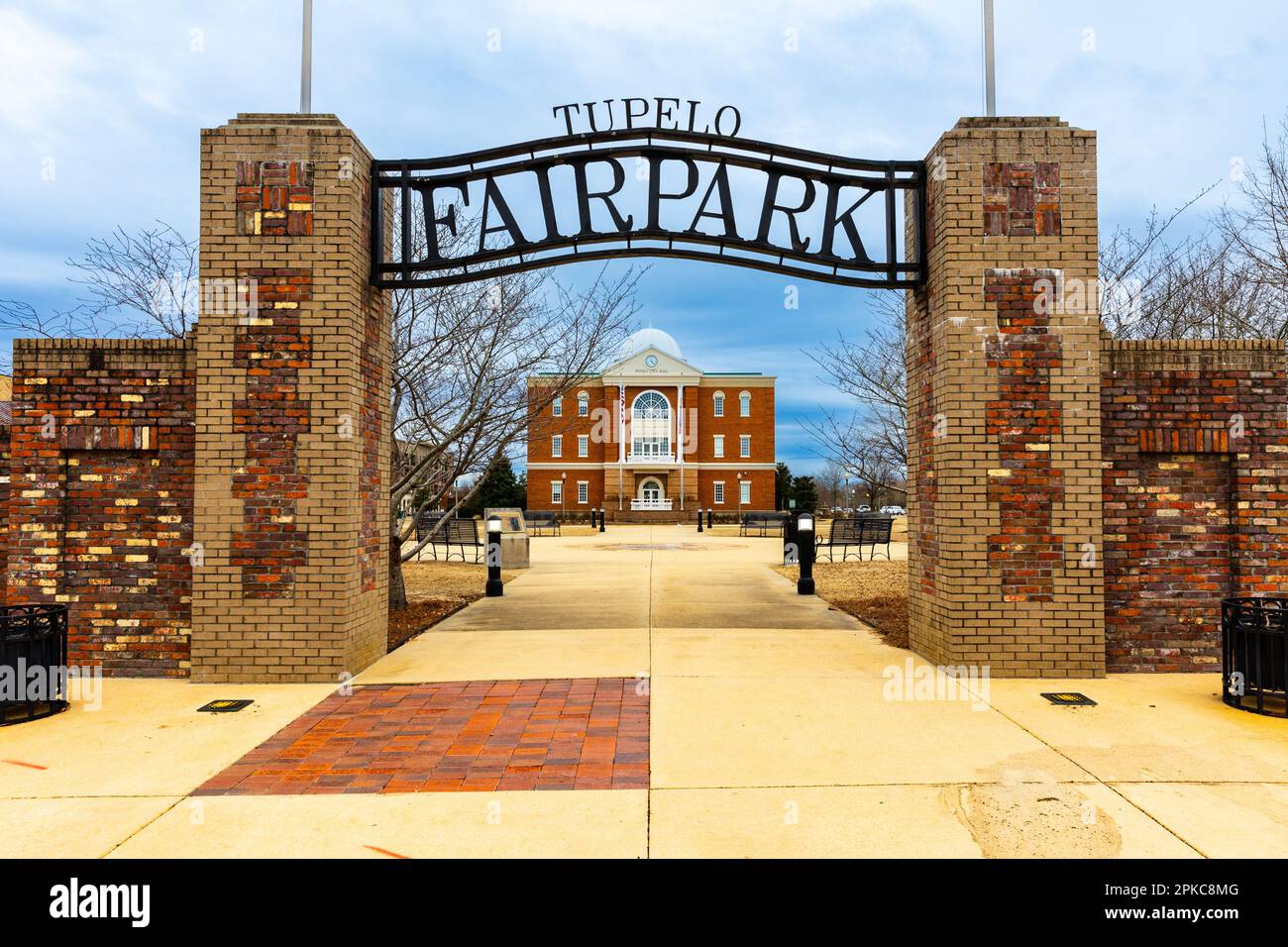 Tupelo, MS - janvier 2023 : parc d'expositions devant l'hôtel de ville de Tupelo, à Tupelo, Mississippi Banque D'Images