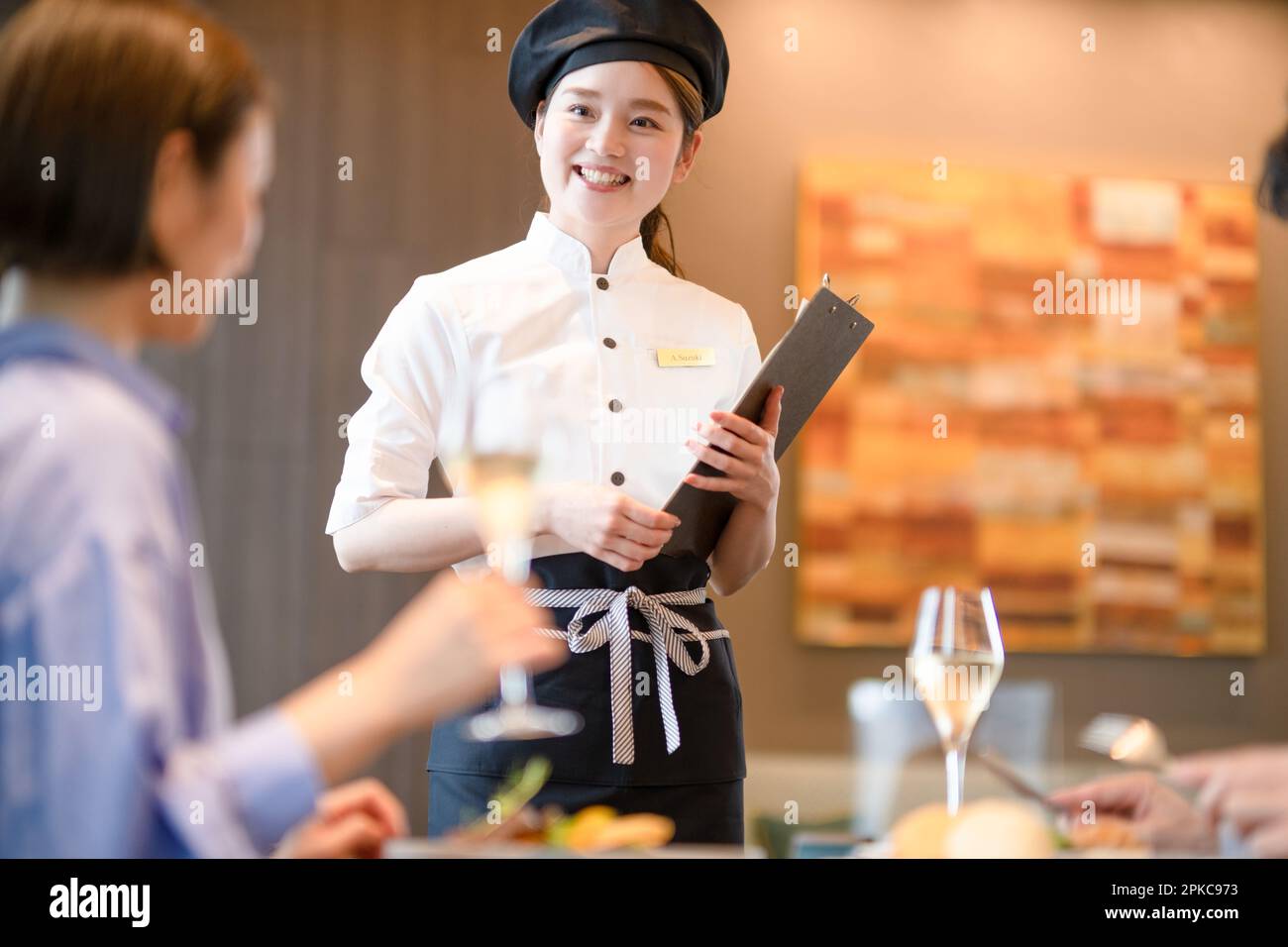 Un voyageur et une serveuse qui s'amusent à discuter Banque D'Images
