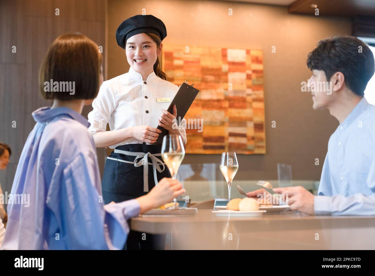 Un voyageur et une serveuse qui s'amusent à discuter Banque D'Images
