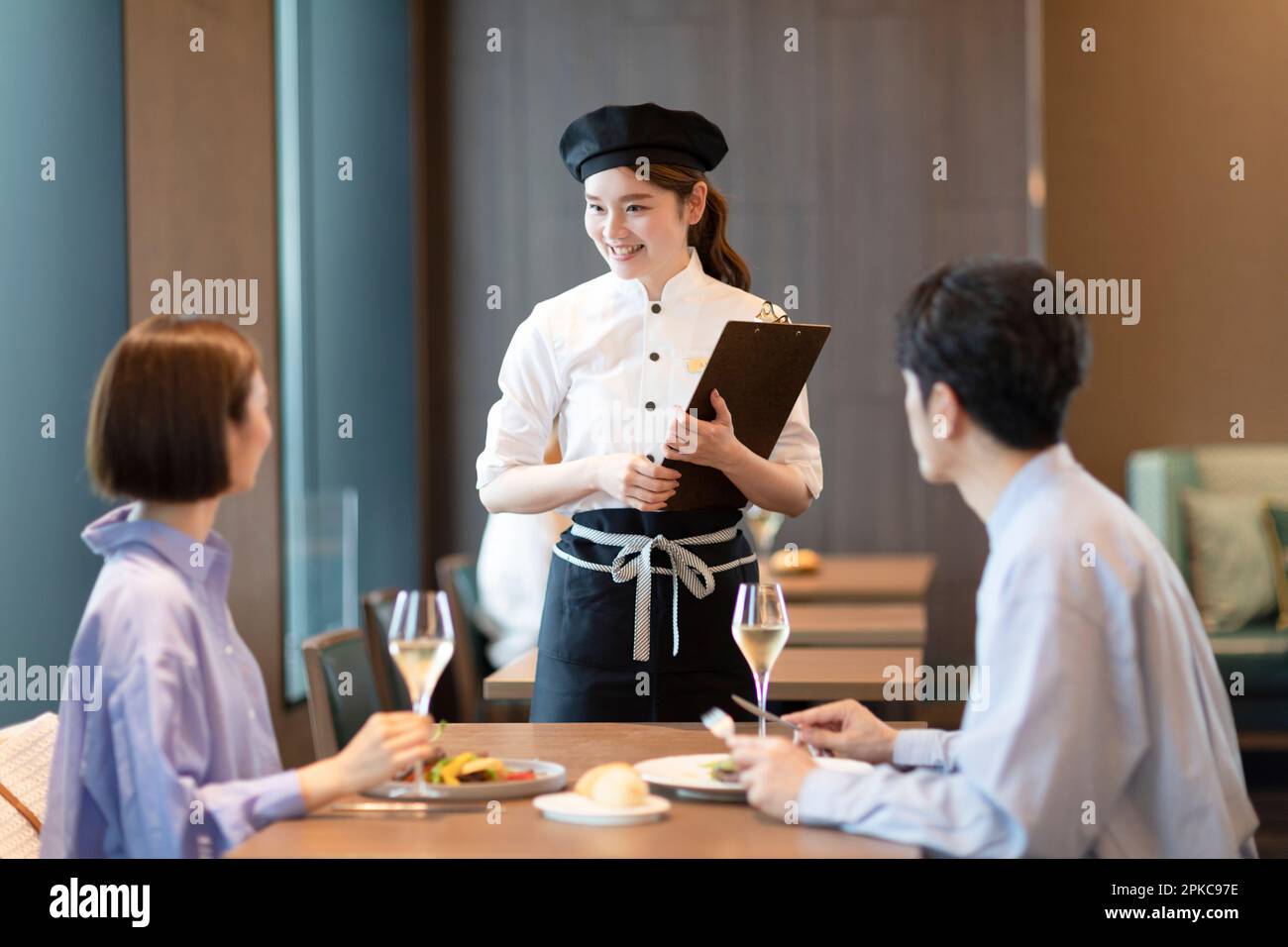 Touriste et serveuse profitant de la conversation Banque D'Images
