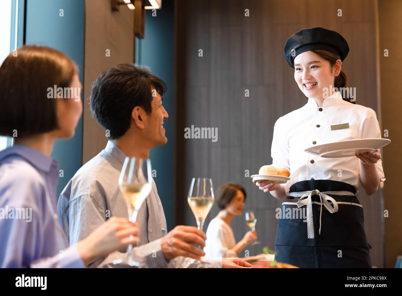 Serveuse transportant de la nourriture Banque D'Images