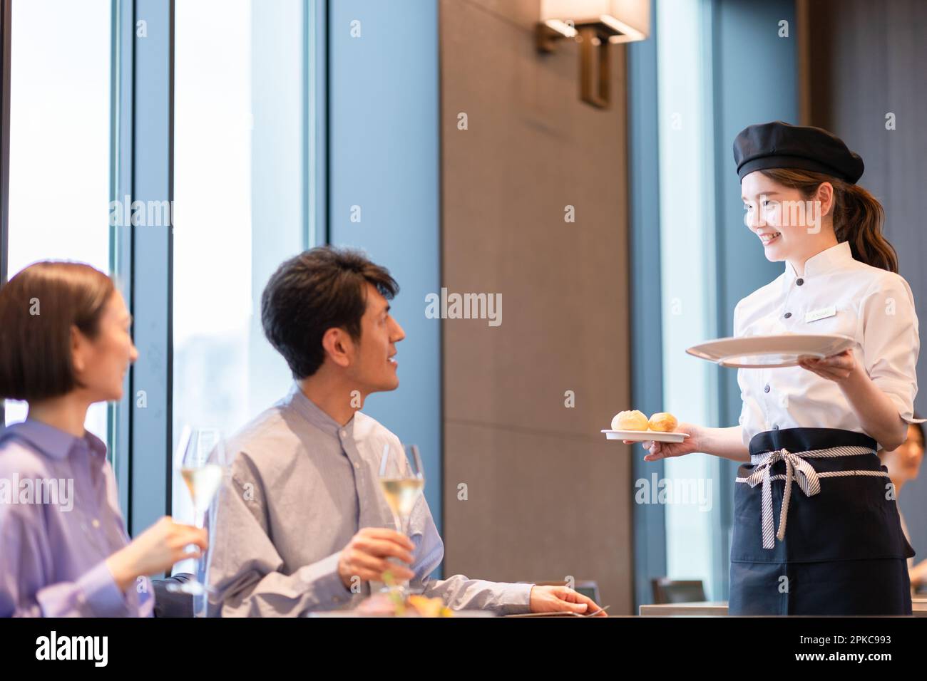 Serveuse transportant de la nourriture Banque D'Images