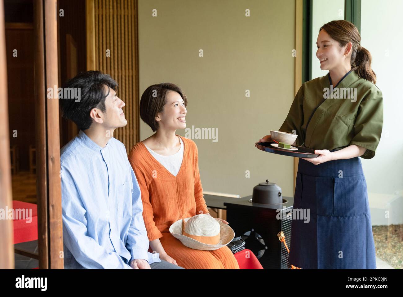 Un commis transportant des gâteaux de thé pour les touristes Banque D'Images