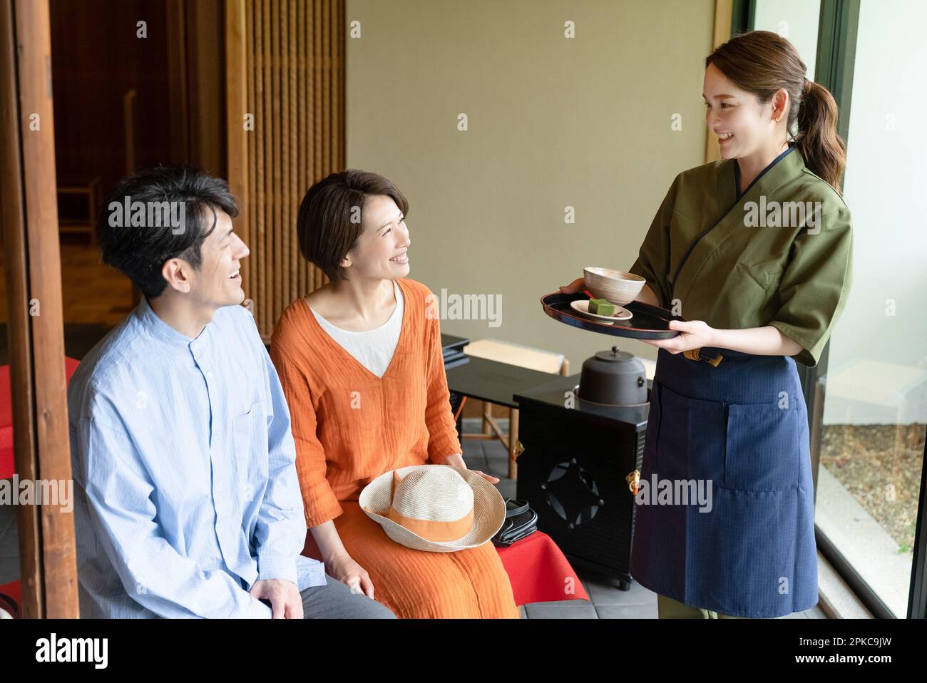 Un commerçant transportant des gâteaux de thé pour les touristes Banque D'Images