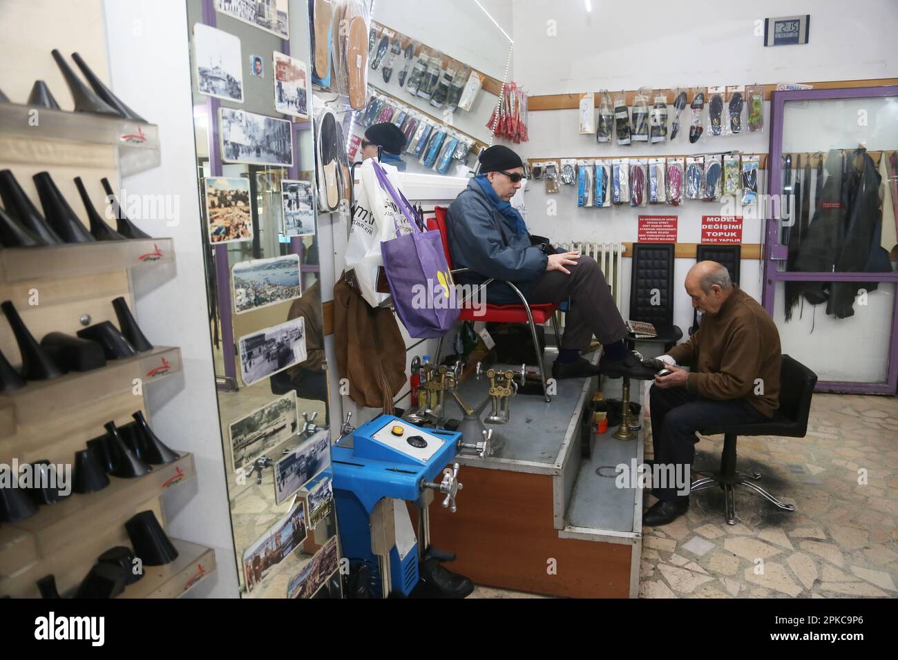 ISTANBUL, TURQUIE - MARS 15: Magasin de cirage de chaussures traditionnel (turc: Lostra) sur 15 mars 2019 à Istanbul, Turquie. Banque D'Images