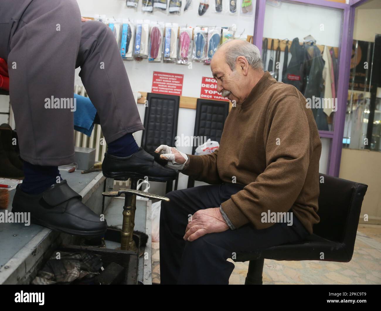 ISTANBUL, TURQUIE - MARS 15: Magasin de cirage de chaussures traditionnel (turc: Lostra) sur 15 mars 2019 à Istanbul, Turquie. Banque D'Images