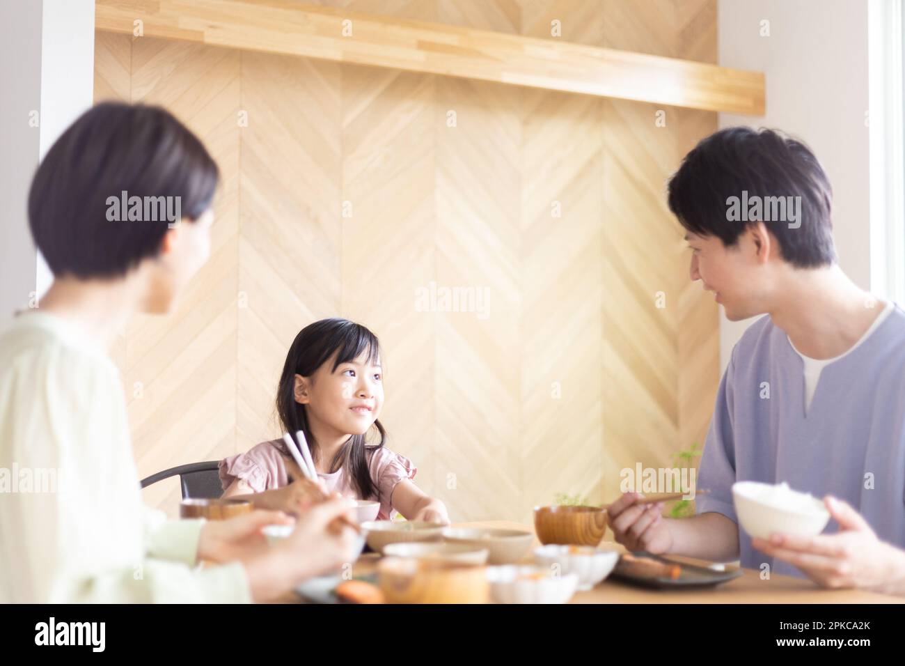 Famille autour de la table Banque D'Images