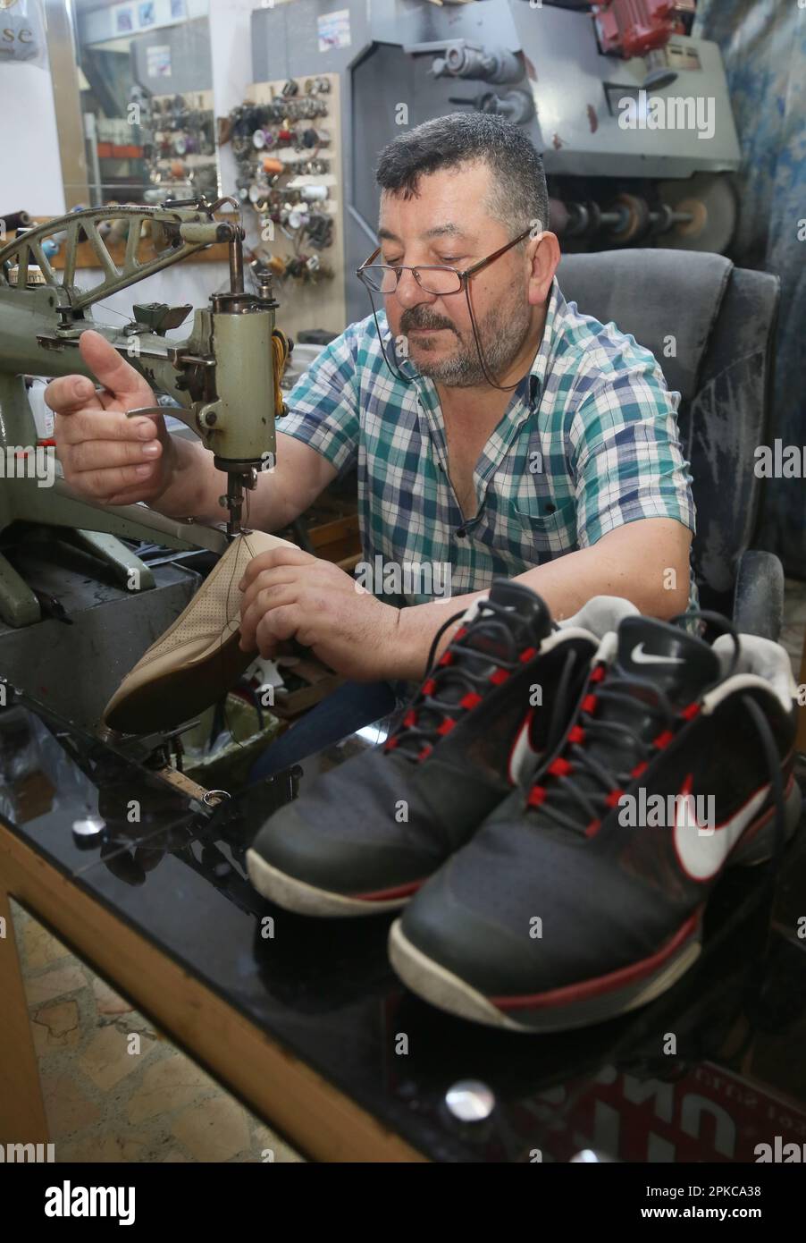 ISTANBUL, TURQUIE - MARS 15: Magasin de cirage de chaussures traditionnel (turc: Lostra) sur 15 mars 2019 à Istanbul, Turquie. Banque D'Images