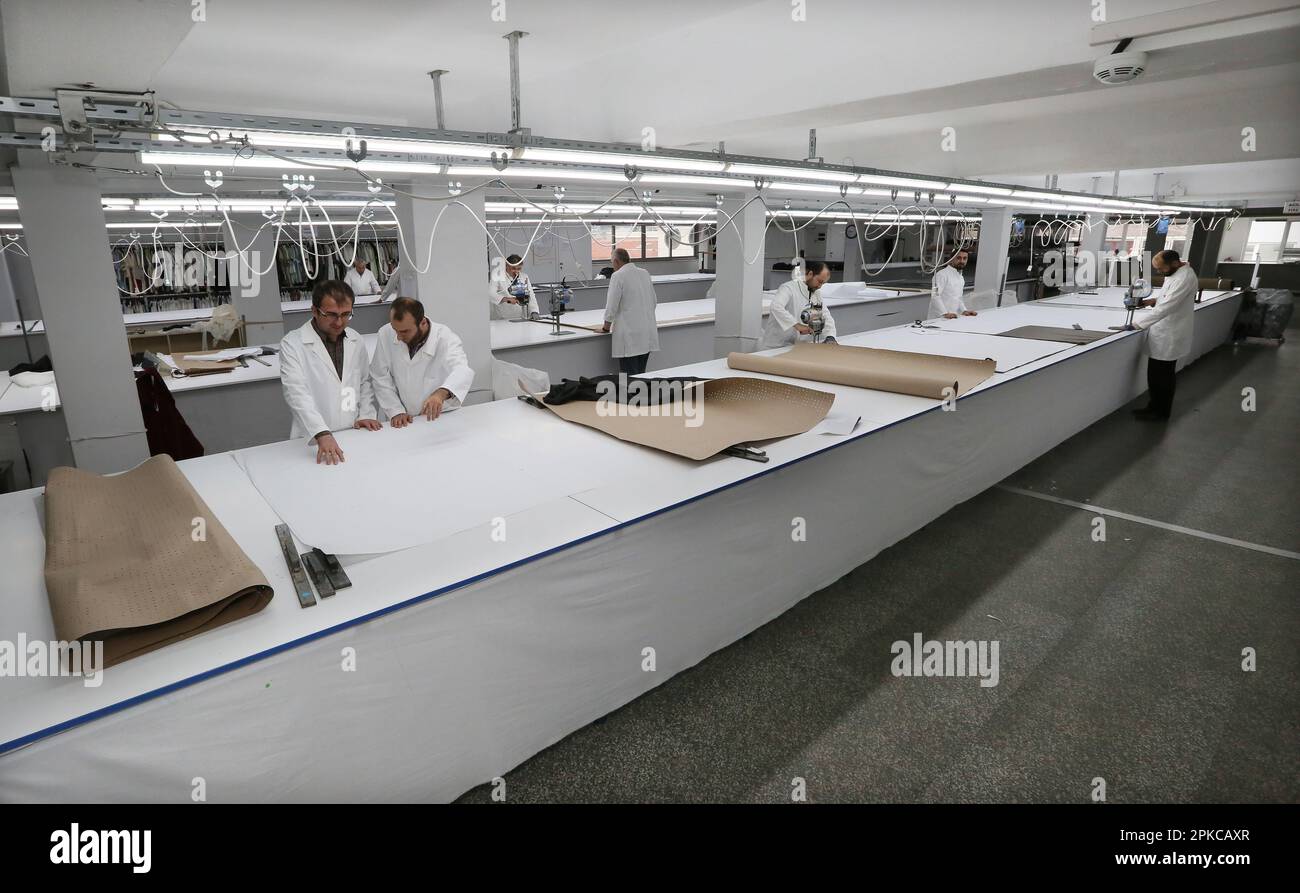 ISTANBUL, TURQUIE - DÉCEMBRE 27 : des concepteurs de textiles travaillent dans une usine de textile de 27 décembre 2018 à Istanbul, Turquie. Banque D'Images