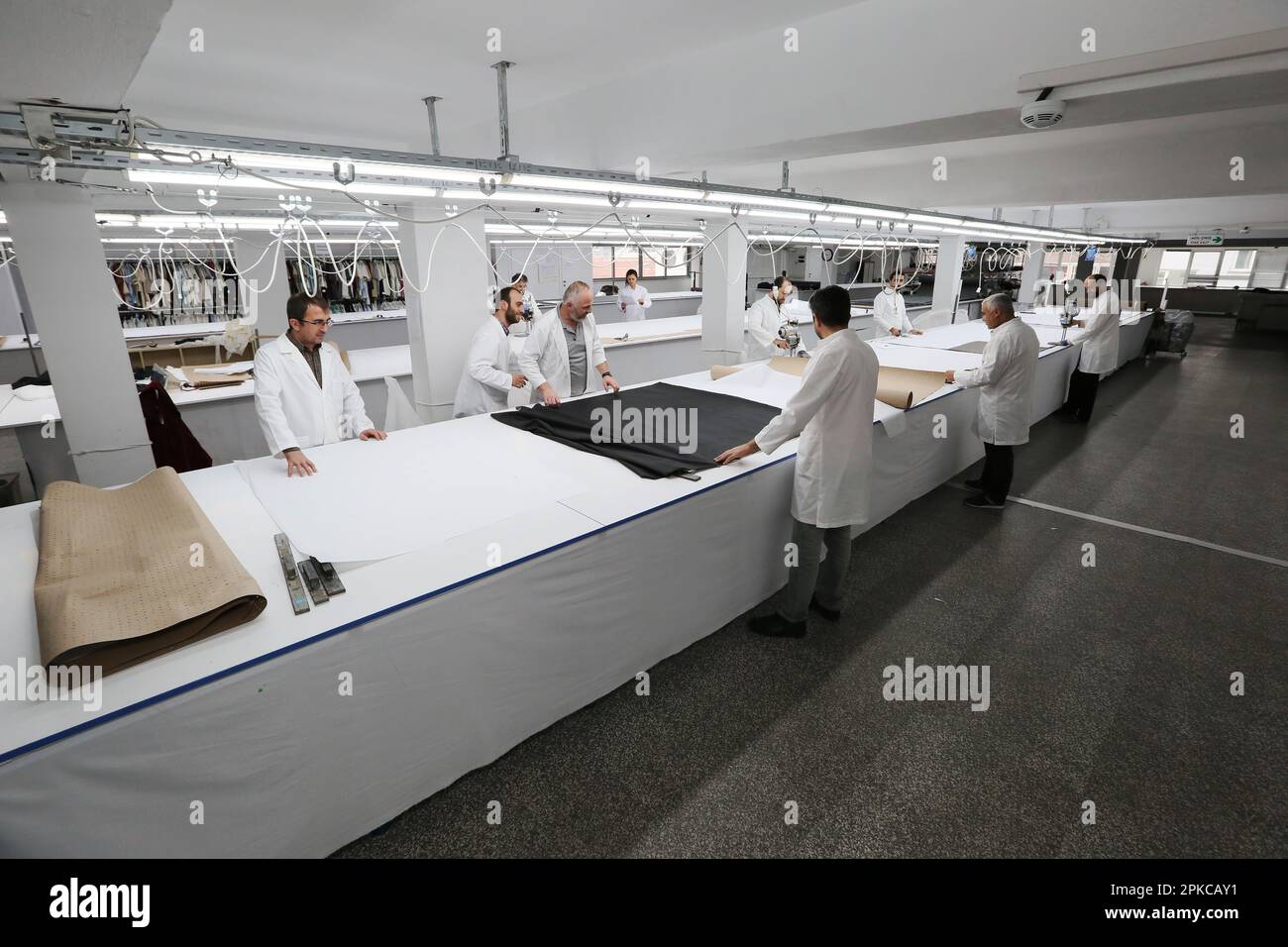 ISTANBUL, TURQUIE - DÉCEMBRE 27 : des concepteurs de textiles travaillent dans une usine de textile de 27 décembre 2018 à Istanbul, Turquie. Banque D'Images