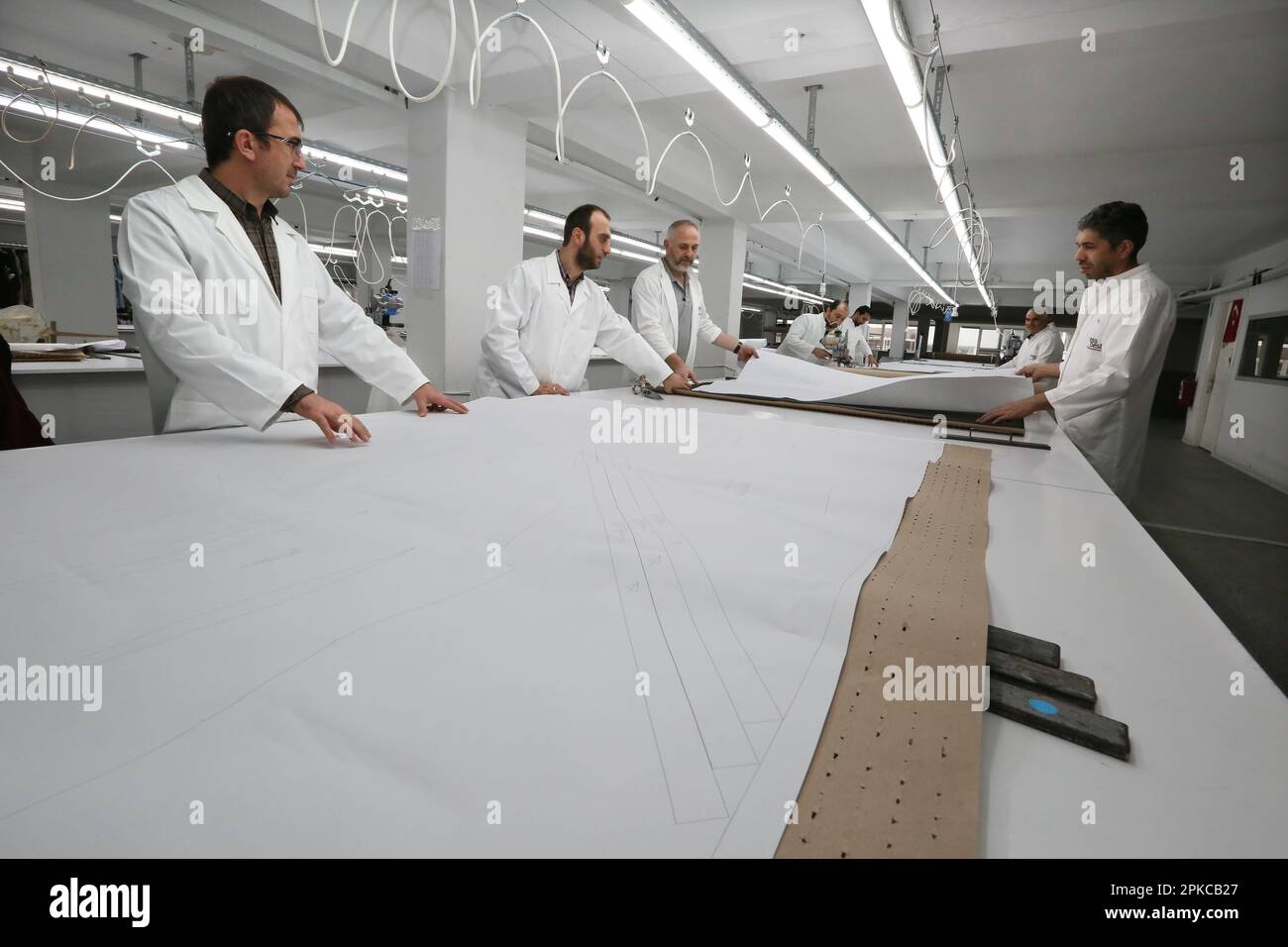 ISTANBUL, TURQUIE - DÉCEMBRE 27 : des concepteurs de textiles travaillent dans une usine de textile de 27 décembre 2018 à Istanbul, Turquie. Banque D'Images