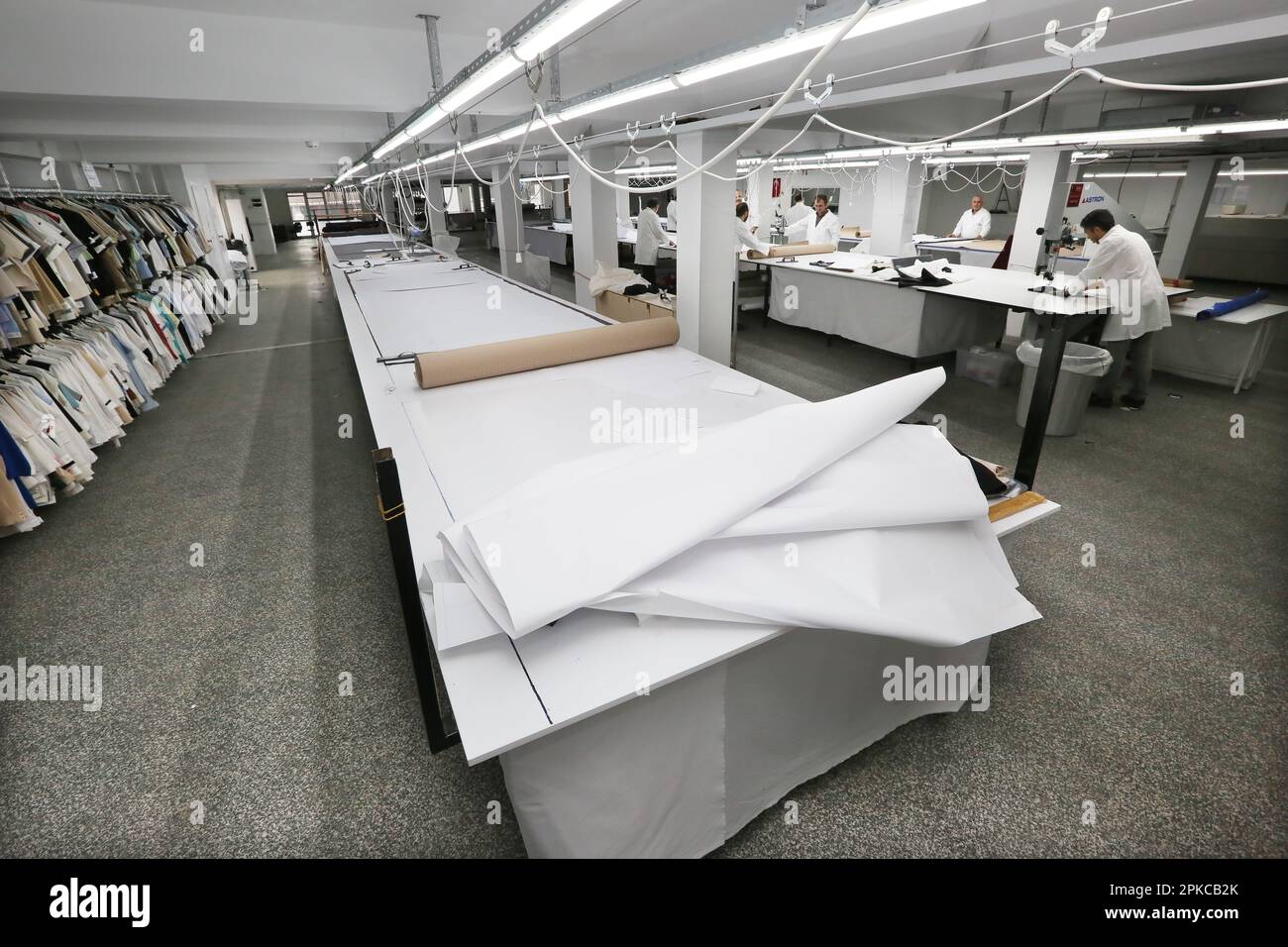 ISTANBUL, TURQUIE - DÉCEMBRE 27 : des concepteurs de textiles travaillent dans une usine de textile de 27 décembre 2018 à Istanbul, Turquie. Banque D'Images