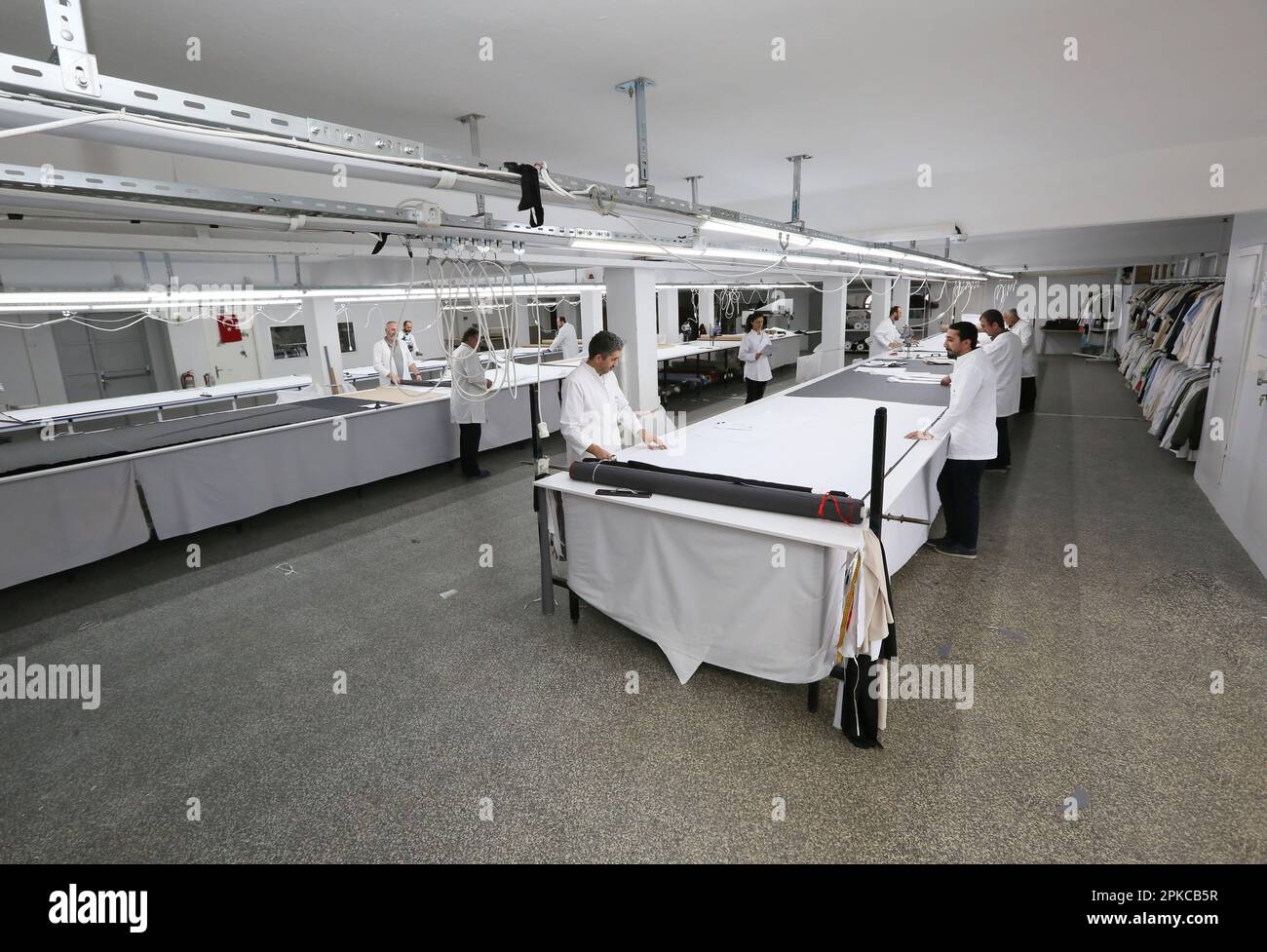 ISTANBUL, TURQUIE - DÉCEMBRE 27 : des concepteurs de textiles travaillent dans une usine de textile de 27 décembre 2018 à Istanbul, Turquie. Banque D'Images