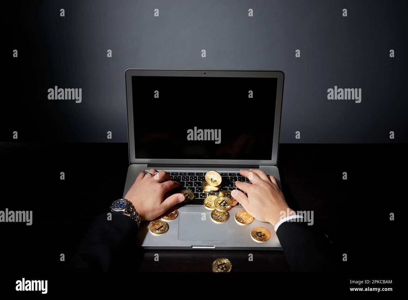 Homme en costume avec bitcoin affaires avec ordinateur Banque D'Images