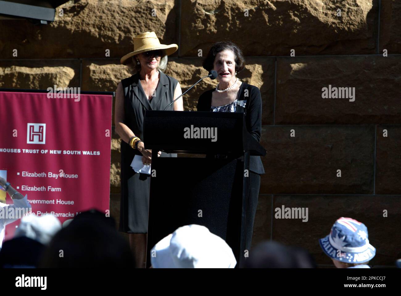 Marie Bashir (à droite) et Jill Wran le Musée de Sydney est construit sur le site de la première Maison du Gouvernement, où le gouverneur de la Nouvelle-Galles du Sud, William Bligh, a été arrêté et déposé par le corps de Nouvelle-Galles du Sud le 26 janvier 1808. Un tableau représentant la rébellion de 1808, de l’artiste Raymond Lindsay en 1928, est recréé par des acteurs à l’occasion de la fête nationale de l’Australie, le jour de l’Australie, à l’occasion du 200th anniversaire de l’événement. Flanqué de soldats du NSW corps, le major George Johnston annonce l'arrestation du gouverneur Bligh devant une foule colorée de colons de Sydney. Banque D'Images