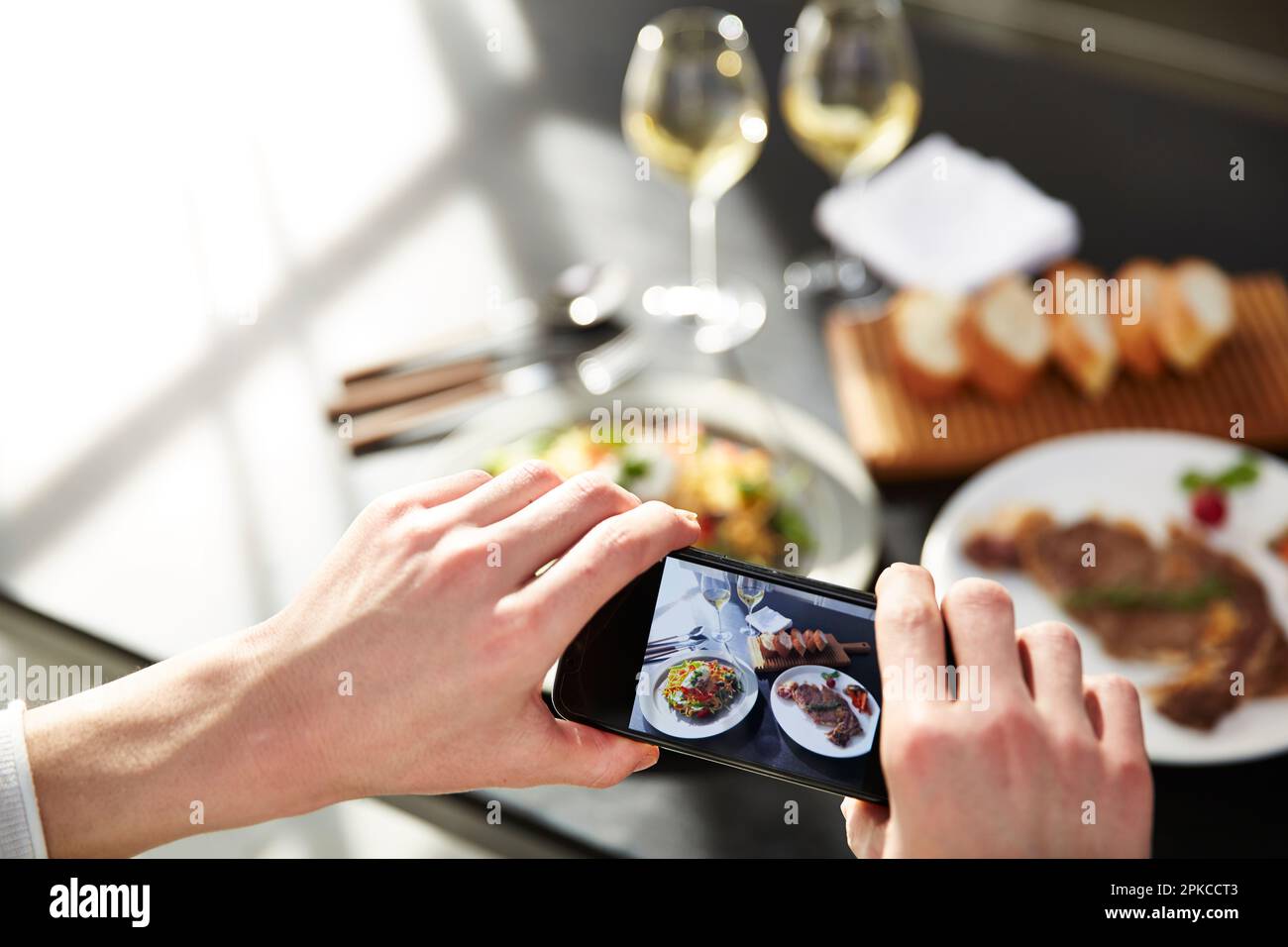 Homme prenant une photo de nourriture avec un appareil photo de téléphone cellulaire Banque D'Images