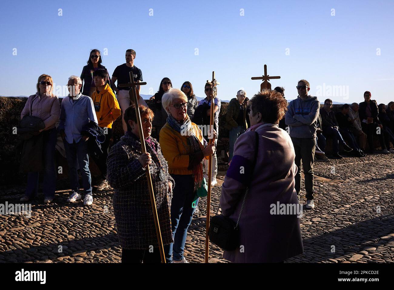 Trois femmes âgées attendent le début de la procession aux portes de l'église. Les disciplinaires de la Cofradía de la Santa Veracruz de San Vicente, mieux connu sous le nom de 'Picaos', sont l'une des manifestations religieuses les plus importantes et les plus connues d'Espagne.les 'misciplinantes' habillés par l'habitude, viennent à la procession ou à l'heure sainte, S'agenouiller avant l'étape à laquelle il a fait l'offrande (habituellement avant 'la Dolorosa' ou avant le 'Monumento' dans l'église), dire une prière et, en se tenant debout, le compagnon enlève le manteau de ses épaules et ouvre l'ouverture dans son dos. TH Banque D'Images