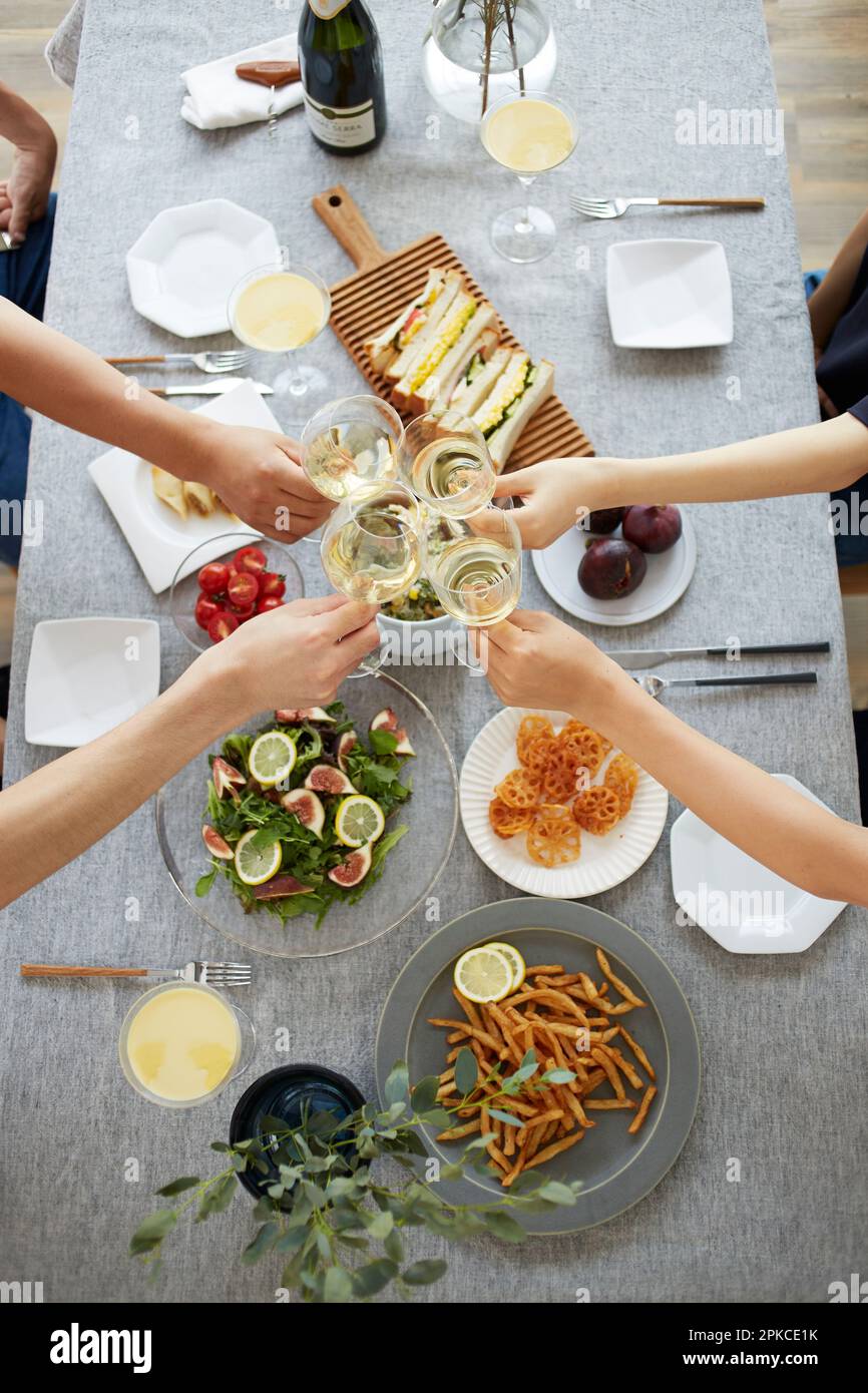 Un homme et une femme qui font un toast à une fête à la maison Banque D'Images