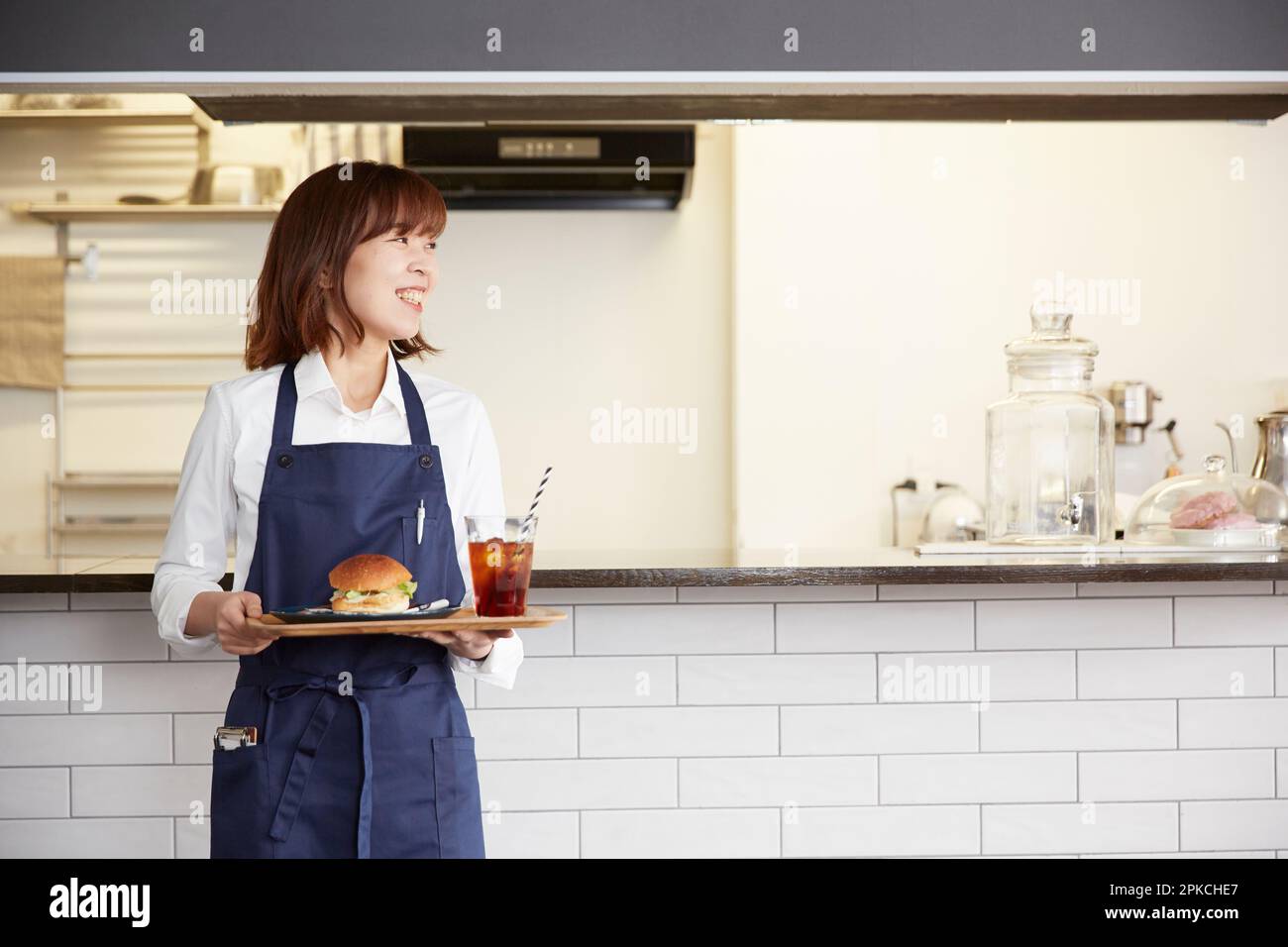 Une serveuse de café transportant de la nourriture Banque D'Images