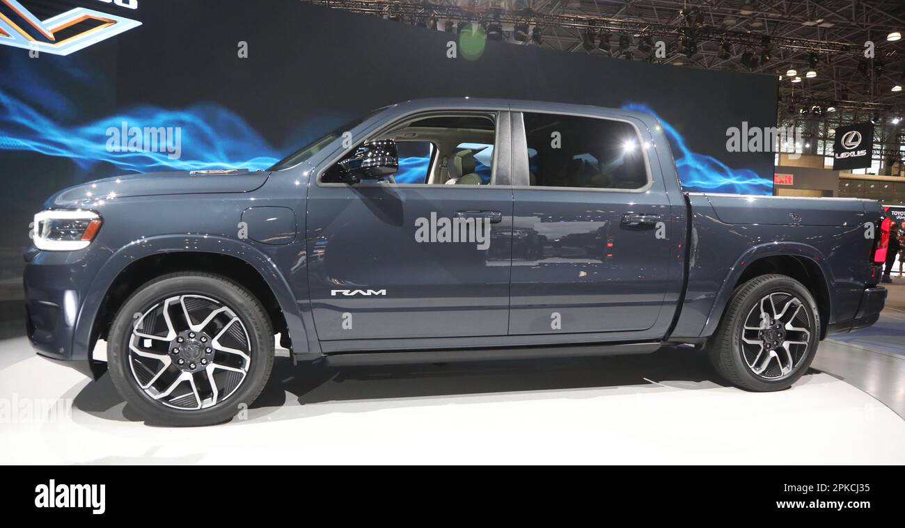 6 avril 2023, New York, New York, Etats-Unis: DODGE RAM 1500 REV premier camion entièrement électrique exposé au salon international de l'auto de New York tenu au Centre de congrès Jacob Javits. (Credit image: © Nancy Kaszerman/ZUMA Press Wire) USAGE ÉDITORIAL SEULEMENT! Non destiné À un usage commercial ! Banque D'Images