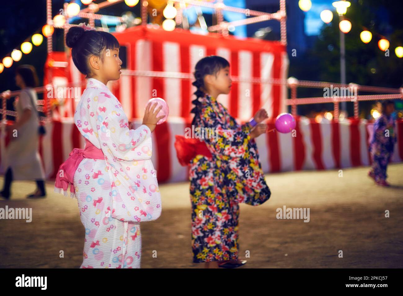 Fille dans yukata danse bon à un festival Banque D'Images