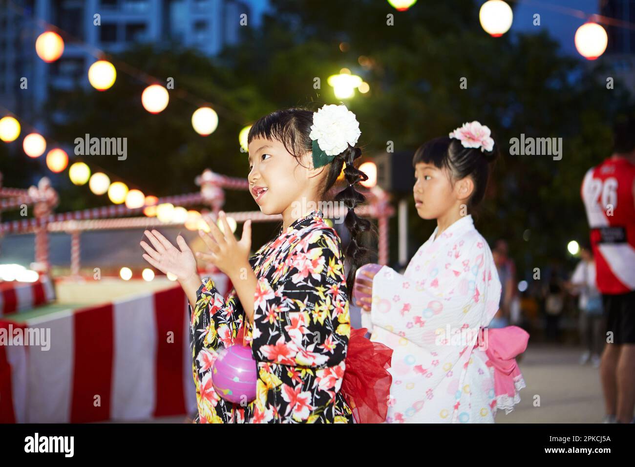 Fille dans yukata danse bon à un festival Banque D'Images