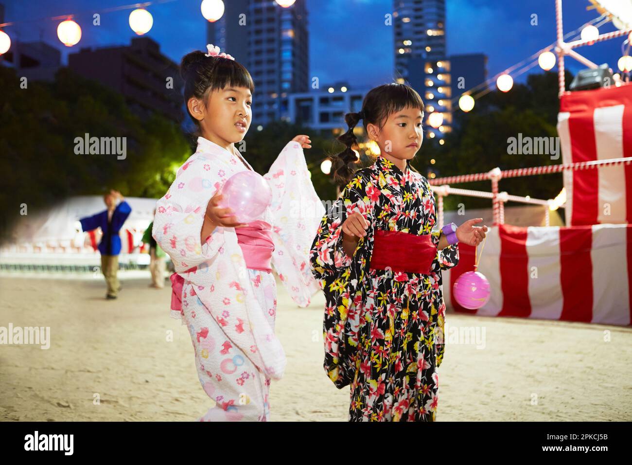 Fille dans yukata danse bon à un festival Banque D'Images
