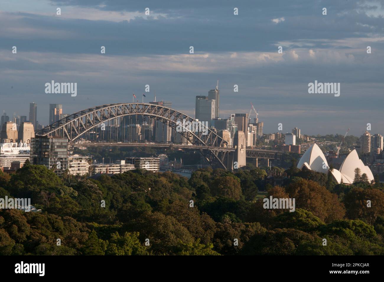 Vue sur le toit du pont du port de Sydney et de l'Opéra, vue à l'ouest depuis Woolloomooloo, sur le jardin botanique royal, Nouvelle-Galles du Sud, Australie Banque D'Images