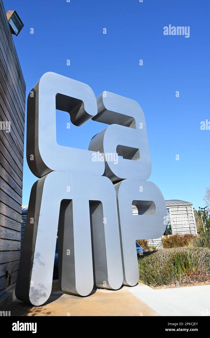 COSTA MESA, CALIFORNIE : 4 avril 2023 : panneau DU CAMP dans le complexe DE vente AU détail DU CAMP, avec boutiques, services et équipements locaux soucieux de la santé et de l'environnement Banque D'Images