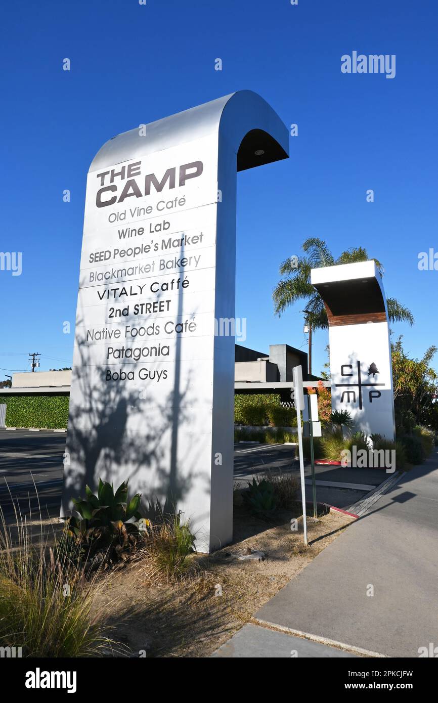 COSTA MESA, CALIFORNIE: 4 avril 2023: Panneau avec une liste de magasins et de restaurants à l'entrée du campus de détail Camp à Costa Mesa. Banque D'Images