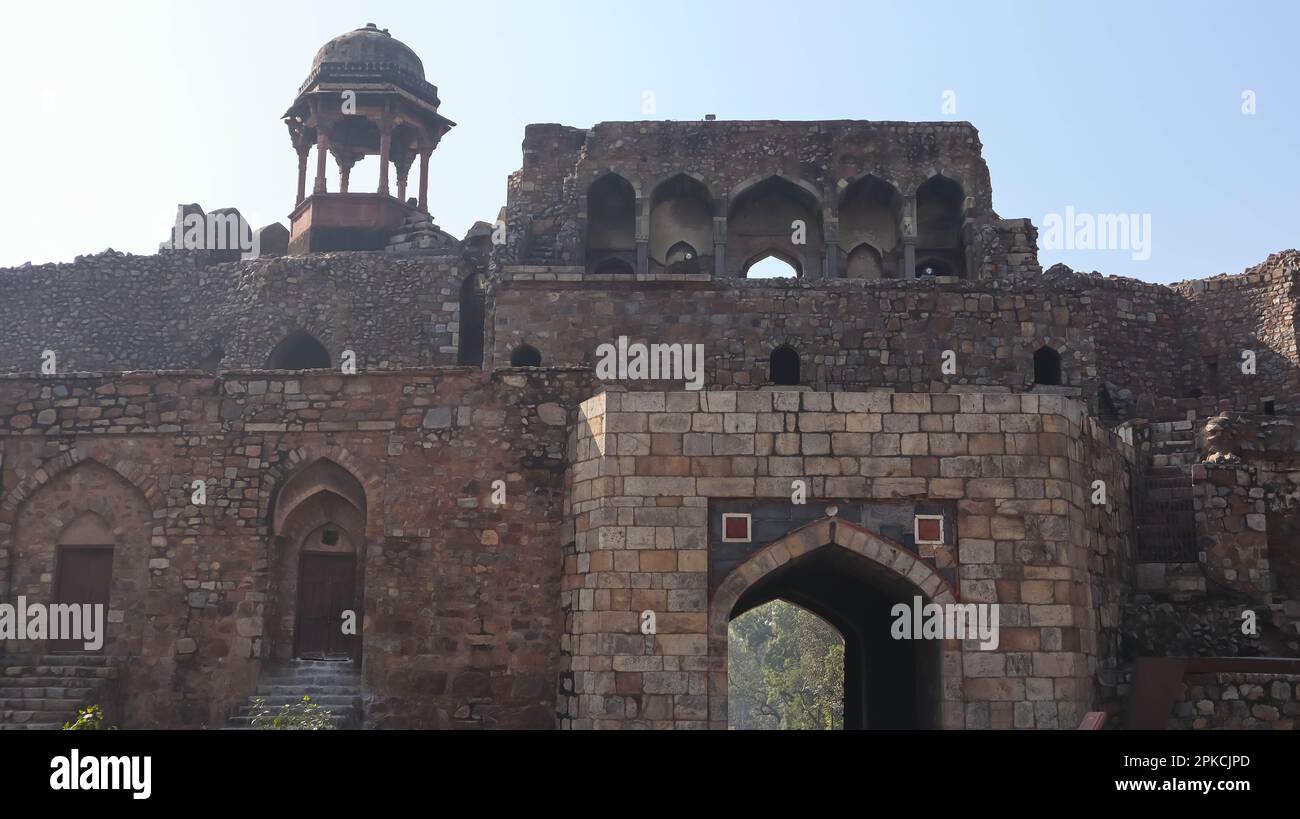 Ancienne forteresse de ruine et entrée principale de Purana Qila, ancien fort, New Delhi. Construit par les empereurs moghols. Banque D'Images