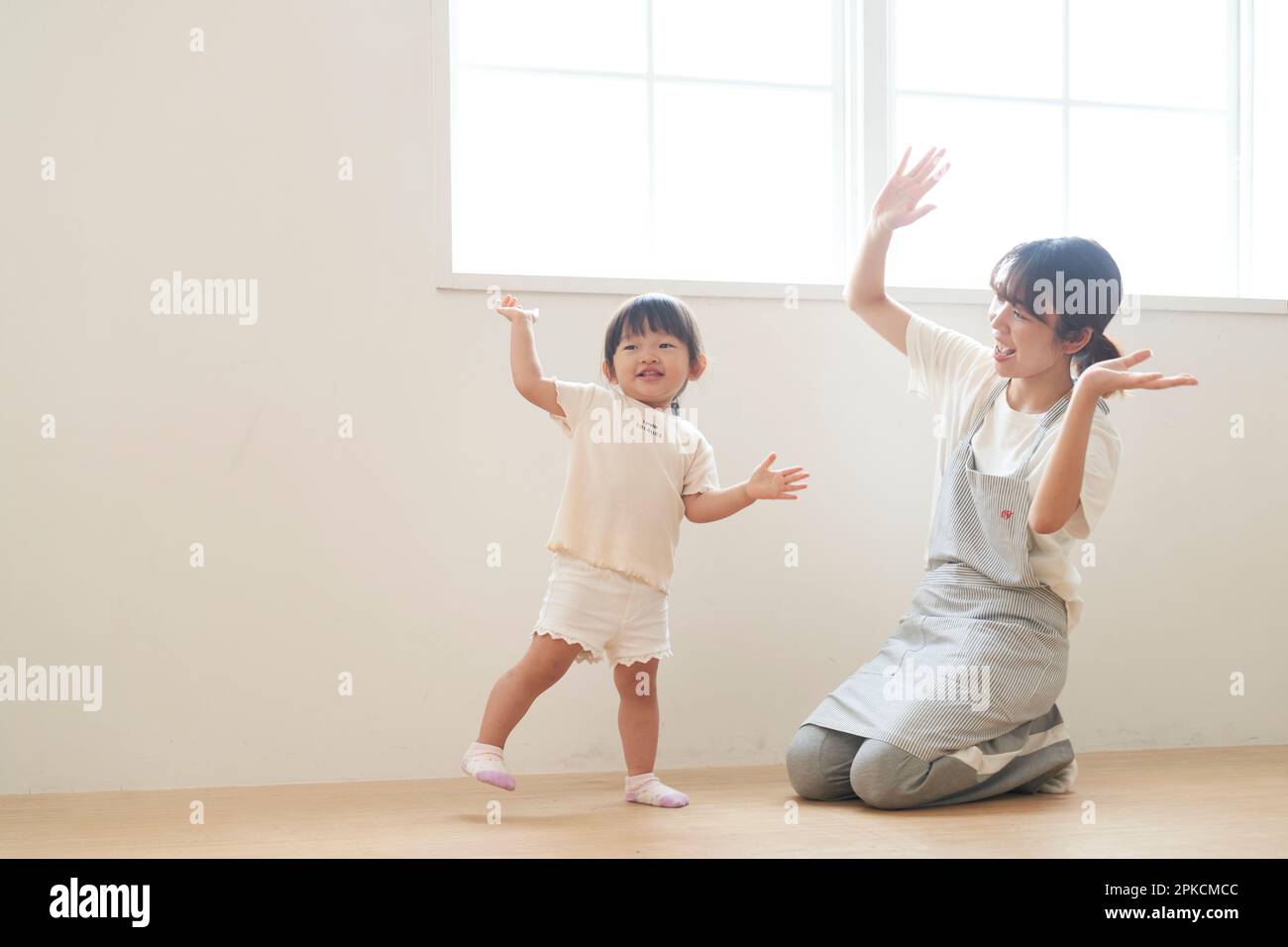 Enfant dansant et femme gardien Banque D'Images