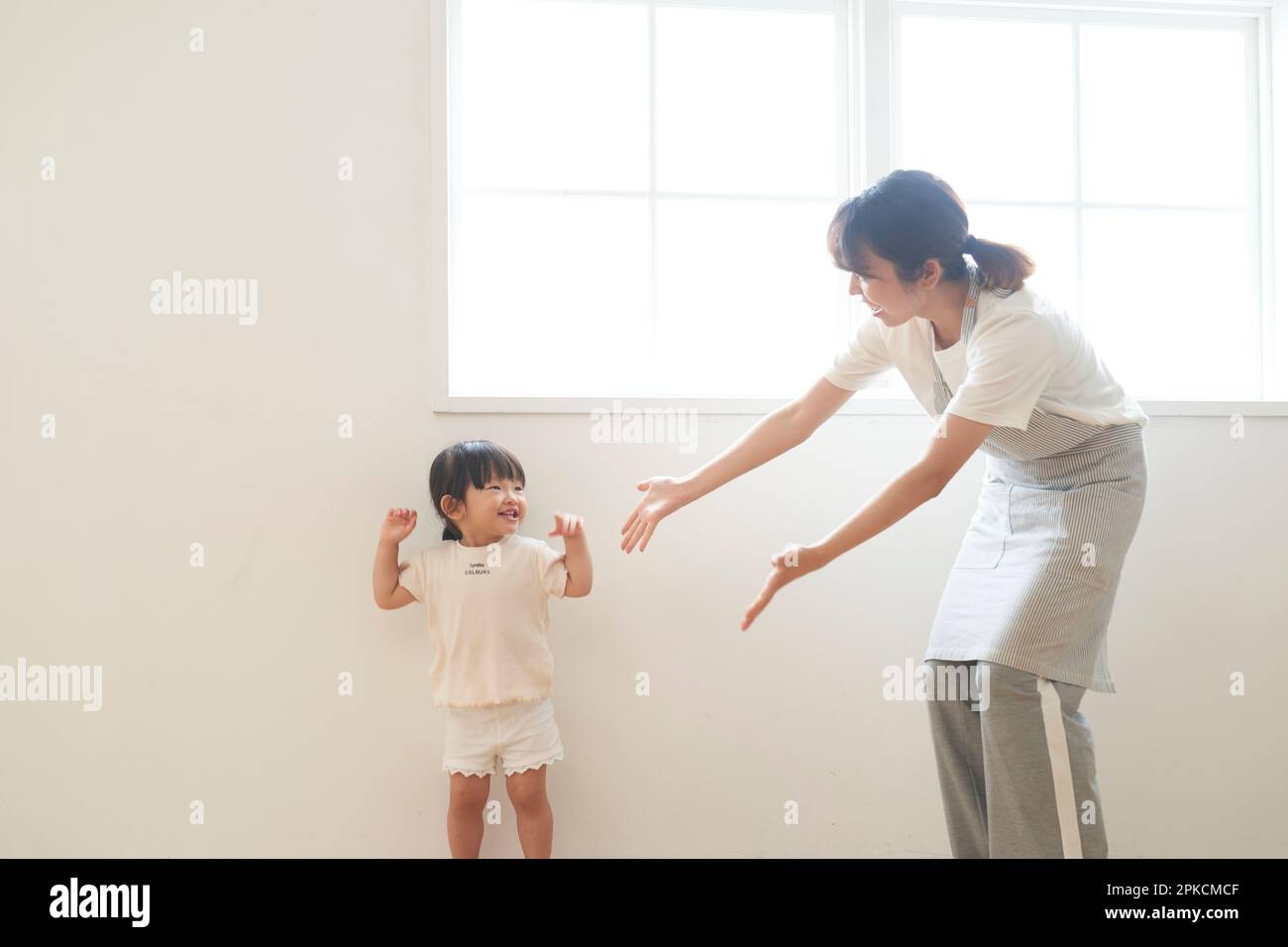 Enfant dansant et femme gardien Banque D'Images