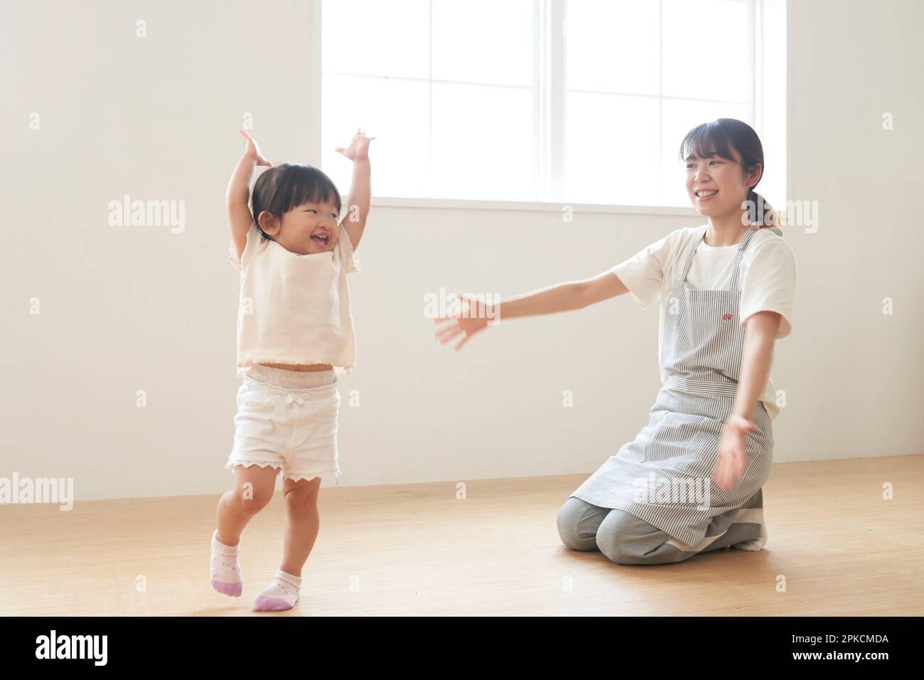 Enfant dansant et femme gardien Banque D'Images