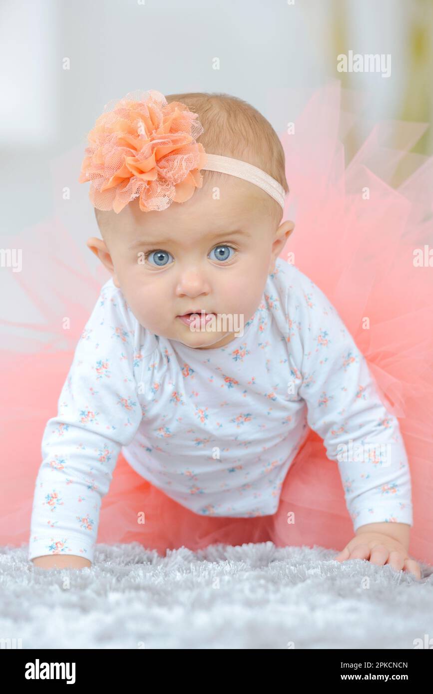 une petite fille sourit à l'appareil photo Banque D'Images